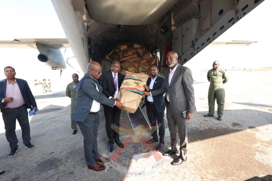 Kenya delivers planeload of emergency relief food to Somalia